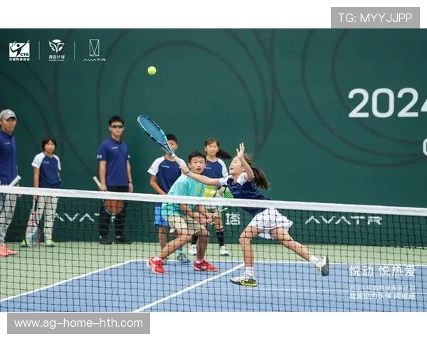 网球高压球稳定训练营:提升你的网球竞技水平,从此击球如神